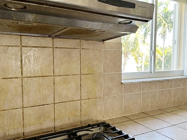 Is Your Kitchen Tile in Broward County Showing Grease Buildup?